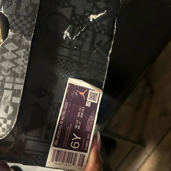 Jordan Retro Sneakers Box with Gold Logo - Picture 3 of 3